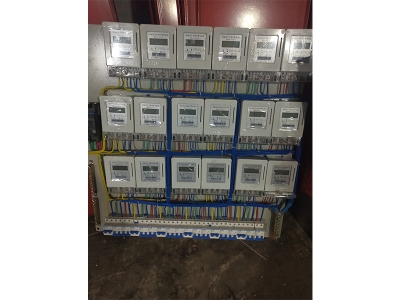 安裝配電箱時，如何確保電氣連接的可靠性和安全性？